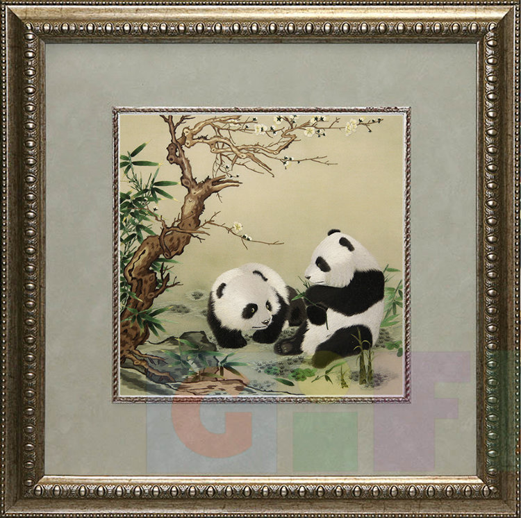 Картина вышитая шелком Две панды на лужайке ручной работы